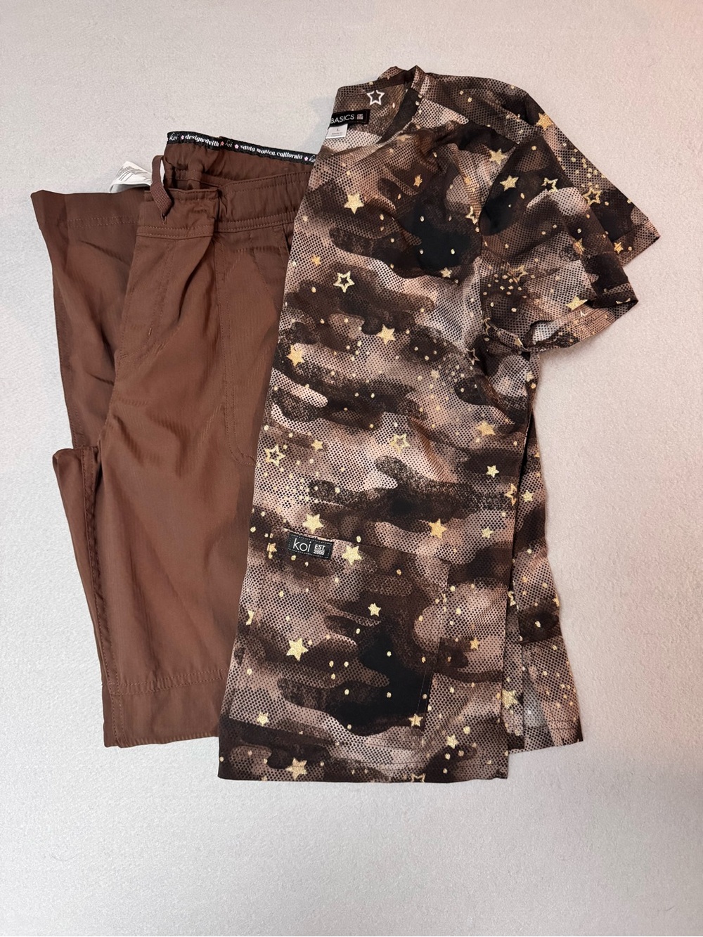 koi Women’s Brown Star Camo Scrub Set with Gold Stars Size Large